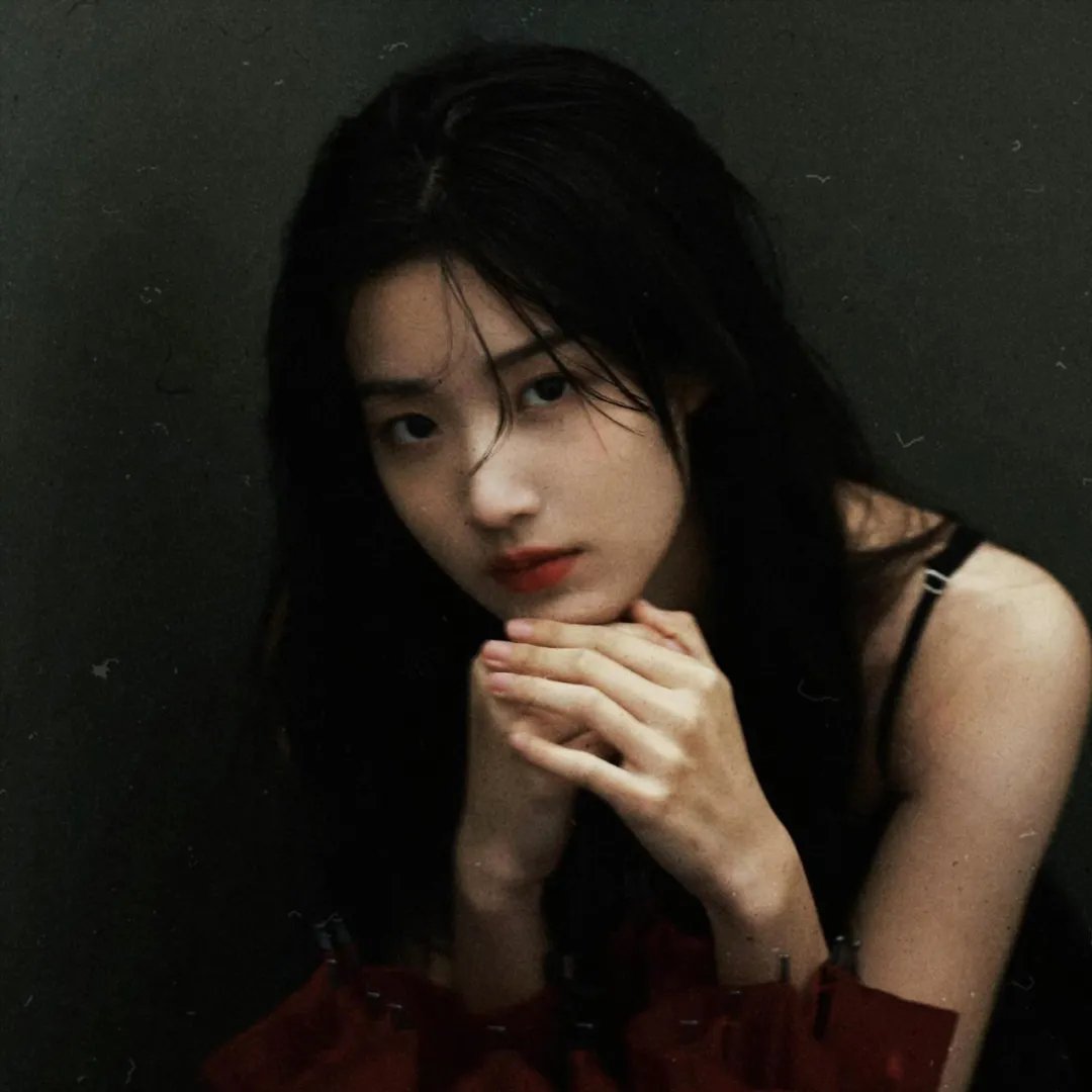 玻璃橱窗中的姑娘